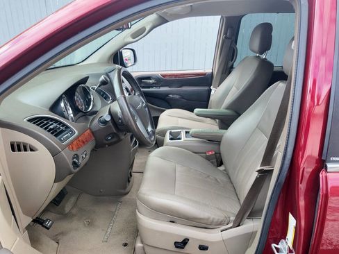 Used 2012 Chrysler Town & Country Touring-L w/ Driver Convenience Group image 7