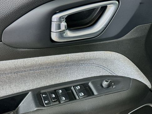 Used 2024 Jeep Compass Latitude image 15