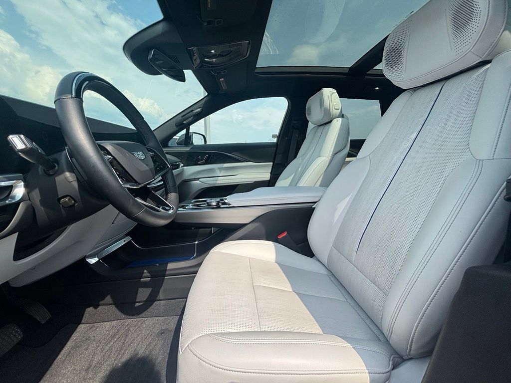 Certified 2024 Cadillac Lyriq Luxury AWD/4WD image 30
