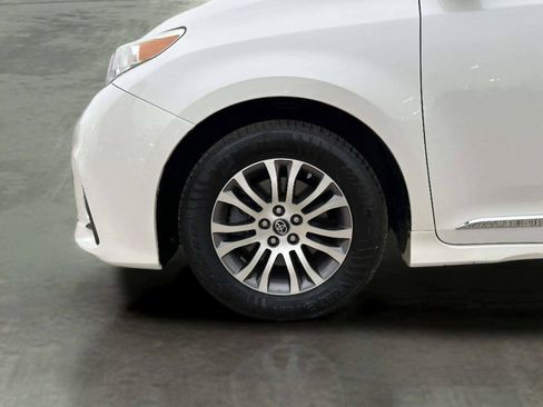 Used 2018 Toyota Sienna XLE FWD image 41