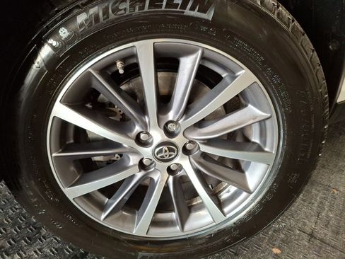 Used 2019 Toyota Highlander XLE image 3