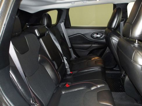 Used 2020 Jeep Cherokee Trailhawk AWD/4WD image 19