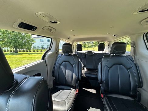 Used 2023 Chrysler Pacifica Touring-L FWD image 25