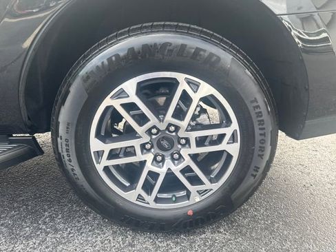 Used 2025 Ford Expedition Active image 30