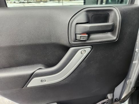 Used 2015 Jeep Wrangler Unlimited Sahara w/ Connectivity Group image 15