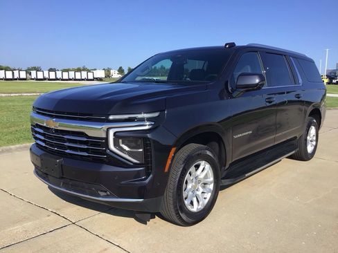 Used 2026 Chevrolet Suburban LT w/ Comfort Package AWD/4WD image 3