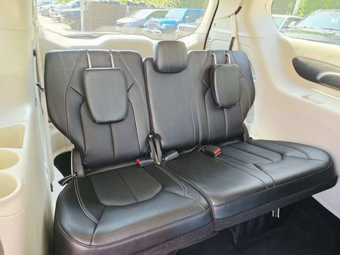 Certified 2024 Chrysler Pacifica Touring-L AWD/4WD image 15