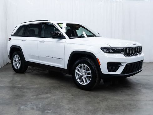 Used 2023 Jeep Grand Cherokee Laredo X AWD/4WD image 1