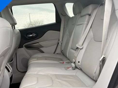 Used 2019 Jeep Cherokee Limited FWD image 29