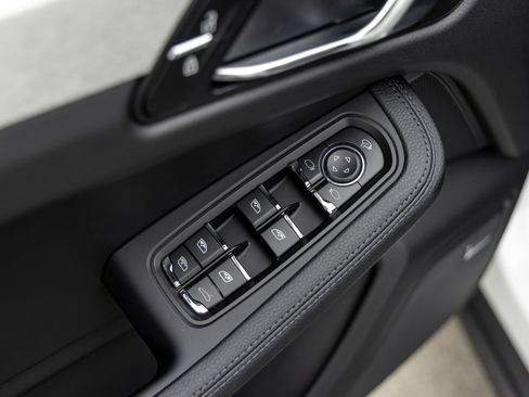 Certified 2026 Porsche Macan AWD/4WD image 23