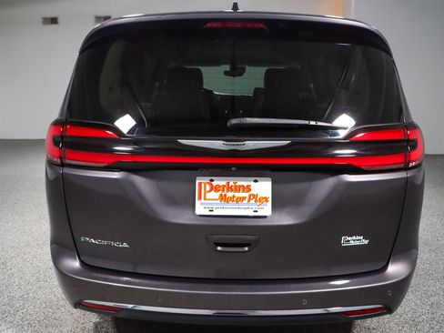 Used 2023 Chrysler Pacifica Touring-L FWD image 8