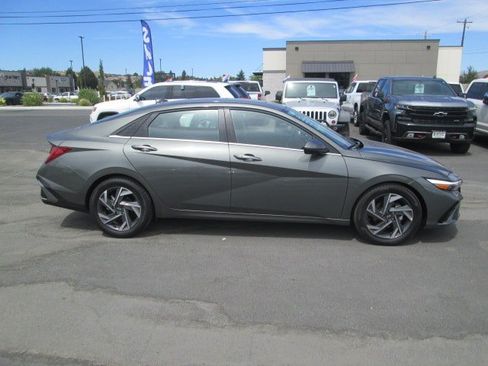 Used 2025 Hyundai Elantra SEL FWD image 2