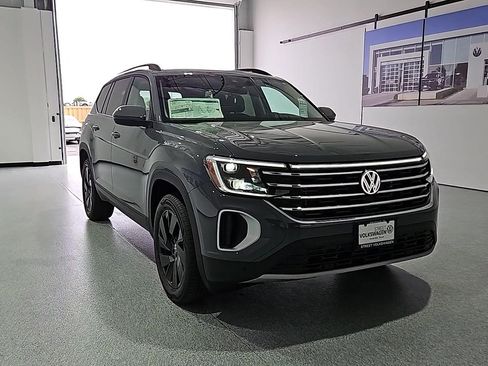 New 2026 Volkswagen Atlas SE FWD image 2