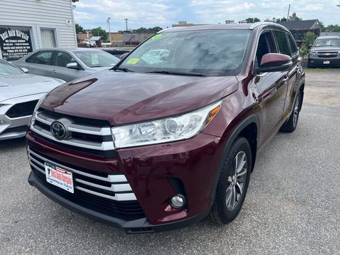 Used 2018 Toyota Highlander XLE AWD/4WD image 3