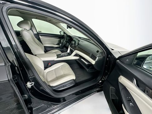 Used 2018 Honda Accord Touring image 30