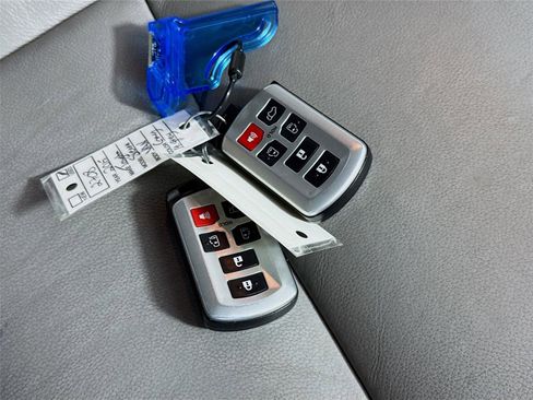 Used 2015 Toyota Sienna XLE w/ XLE Navigation Package FWD image 20