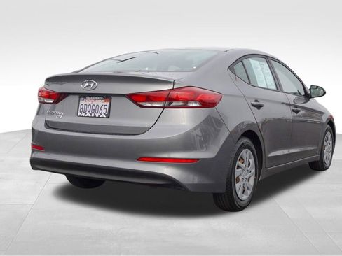 Used 2018 Hyundai Elantra SE image 3