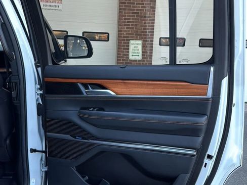 Used 2022 Jeep Grand Wagoneer Series III image 24