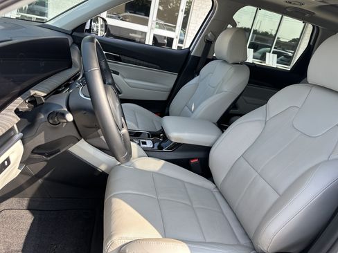 Used 2024 Kia Telluride SX w/ Towing Package FWD image 10