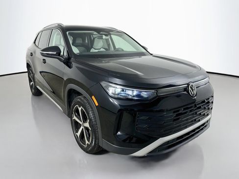 Certified 2025 Volkswagen Tiguan SE AWD/4WD image 3