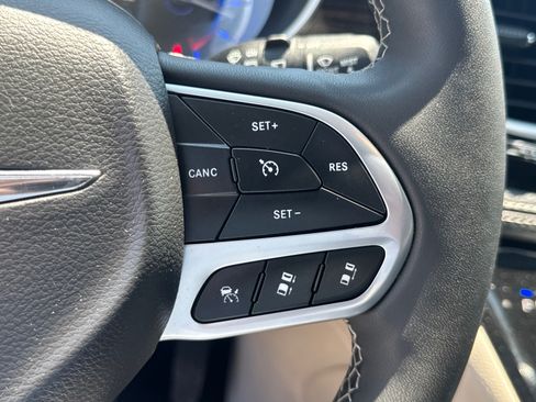 Used 2023 Chrysler Pacifica Limited FWD image 20