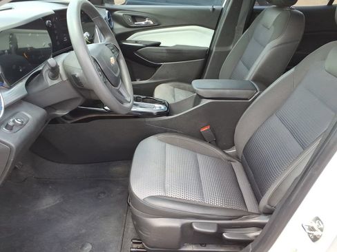 Used 2025 Chevrolet Trax LT FWD image 10