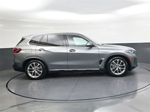 New 2026 BMW X5 xDrive50e image 3