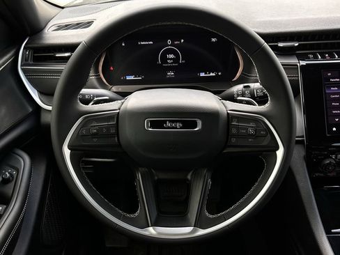 Used 2025 Jeep Grand Cherokee Laredo X RWD image 13