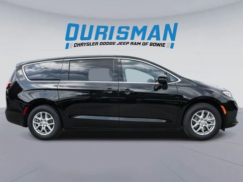 New 2025 Chrysler Pacifica Select image 3