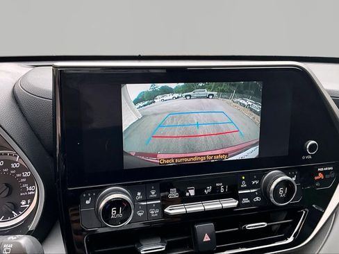 Used 2024 Toyota Highlander XLE AWD/4WD image 27