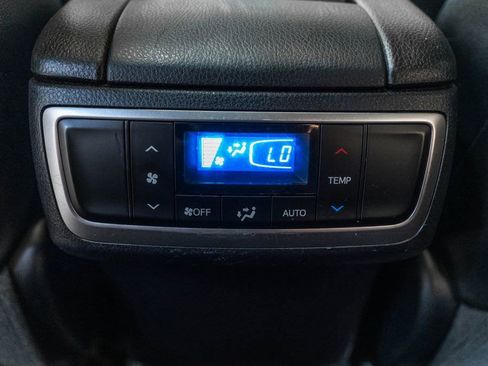 Used 2019 Toyota Highlander XLE AWD/4WD image 32