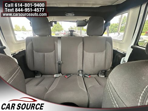Used 2017 Jeep Wrangler Unlimited Sahara w/ Connectivity Group AWD/4WD image 17