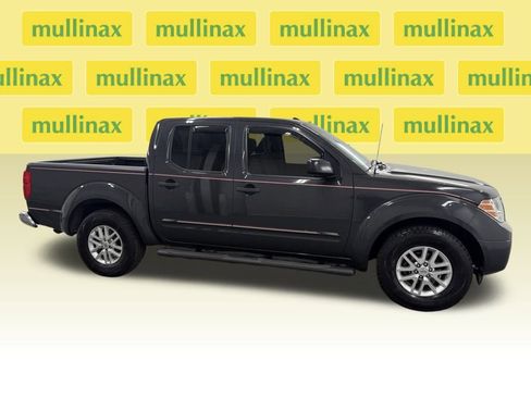 Used 2014 Nissan Frontier SV image 2