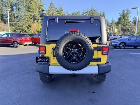 Used 2015 Jeep Wrangler Unlimited Sahara w/ Connectivity Group image 4