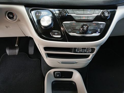 Used 2024 Chrysler Pacifica Touring-L image 36