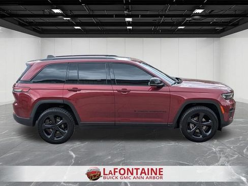 Used 2024 Jeep Grand Cherokee Altitude AWD/4WD image 6
