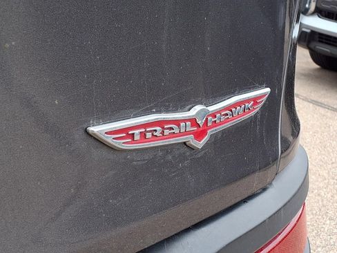 Used 2018 Jeep Cherokee Trailhawk w/ Cold Weather Group AWD/4WD image 8