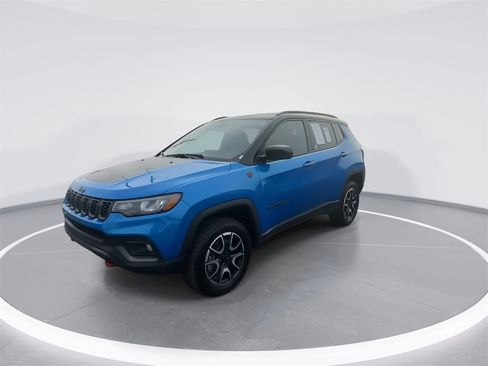 Used 2024 Jeep Compass Trailhawk image 4