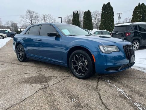 Used 2022 Chrysler 300 Touring w/ Sport Appearance Package image 6