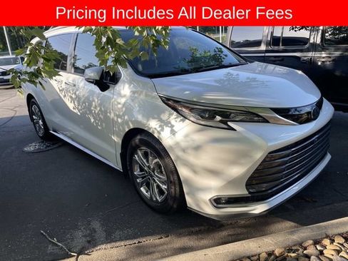 Used 2022 Toyota Sienna Platinum AWD/4WD image 12