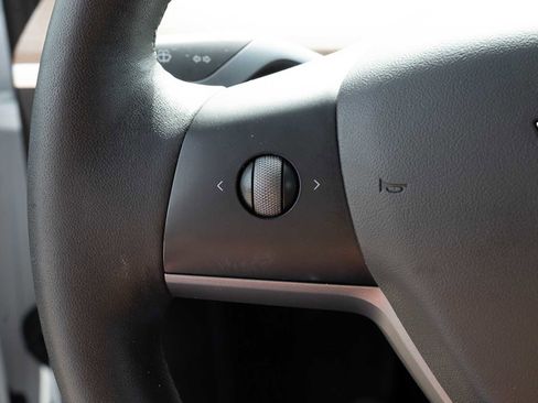 Used 2021 Tesla Model Y Long Range image 13