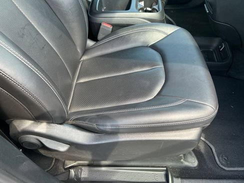 Used 2025 Chrysler Pacifica Select FWD image 36
