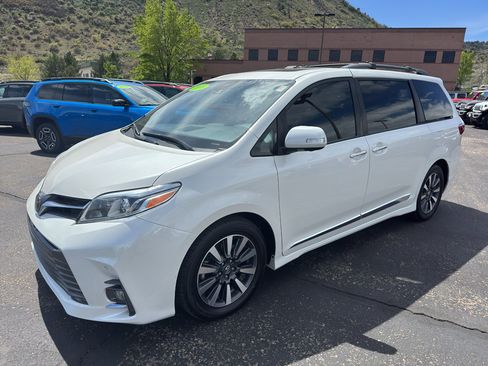 Used 2018 Toyota Sienna Limited Premium image 3