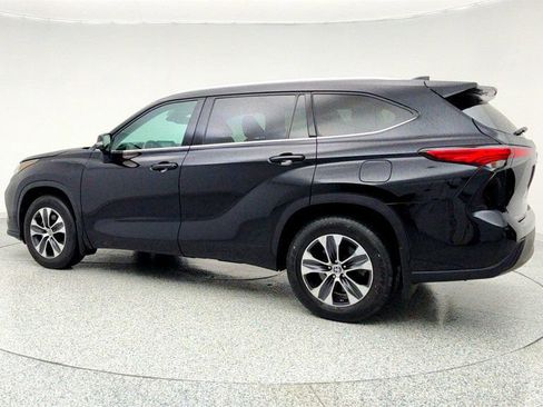 Used 2021 Toyota Highlander XLE image 7