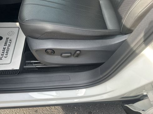 Used 2023 Volkswagen Tiguan SE w/ Panoramic Sunroof Package image 23