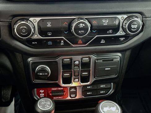 Used 2024 Jeep Wrangler Unlimited Rubicon 4xe AWD/4WD image 15