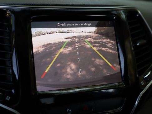 Used 2020 Jeep Cherokee Limited AWD/4WD image 17