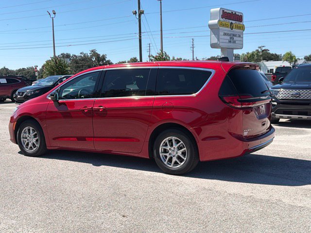 Used 2025 Chrysler Pacifica Select FWD image 3