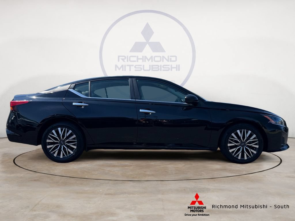 Used 2025 Nissan Altima 2.5 SV FWD image 2