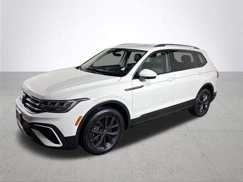 Certified 2022 Volkswagen Tiguan SE image 2